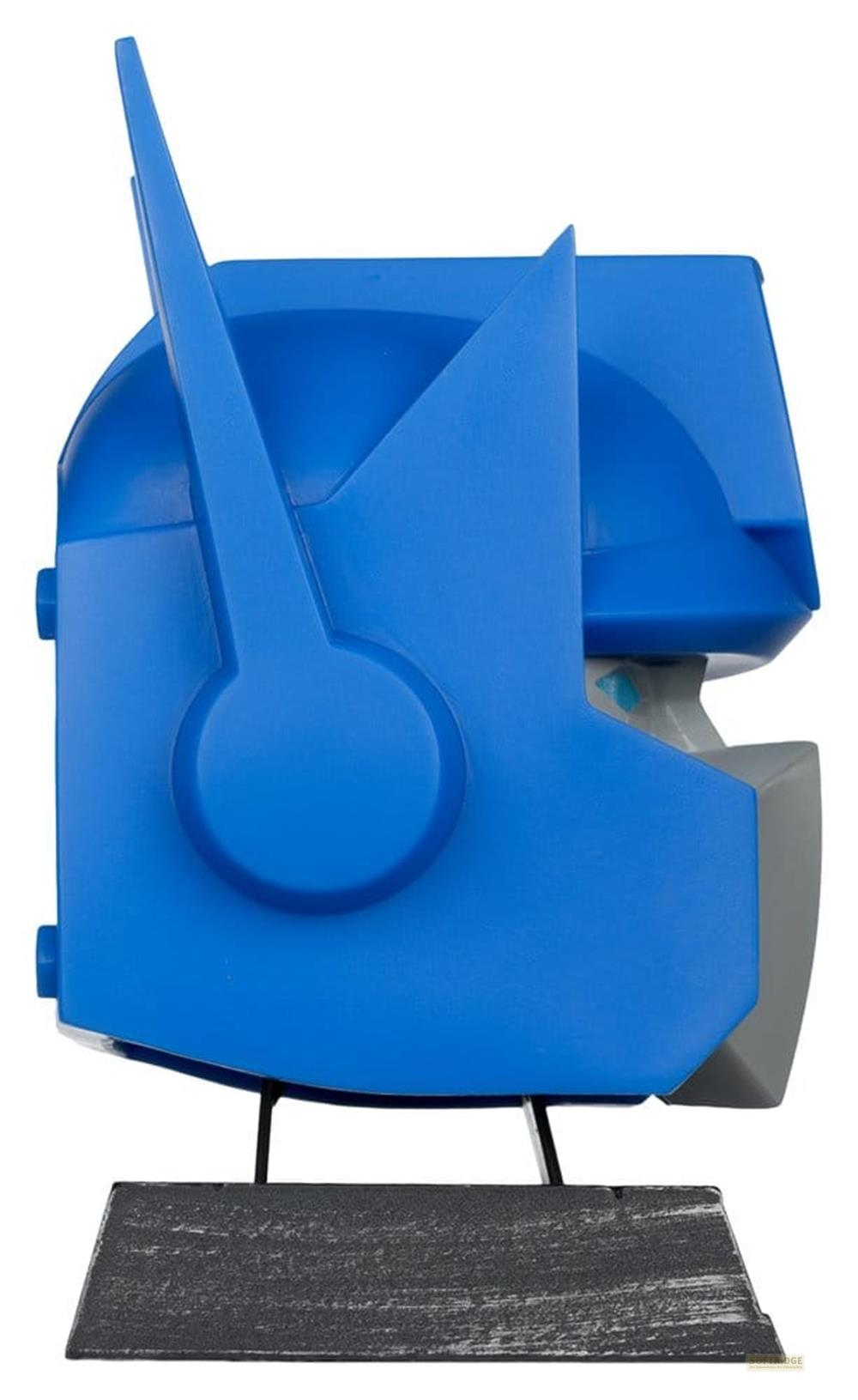 Casco blu con dettagli grigi, esposto su un supporto nero.