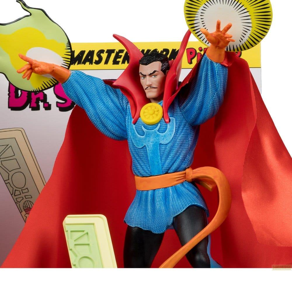 Statua del Dr. Strange in costume blu, mantello rosso, con braccia alzate.