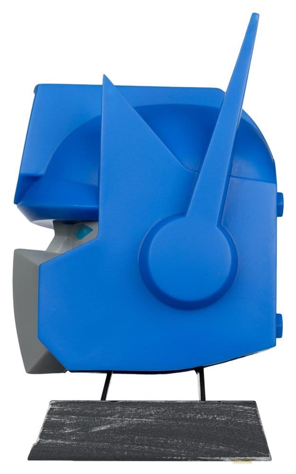 Un volto di robot blu con accenti grigi su una base di pietra.