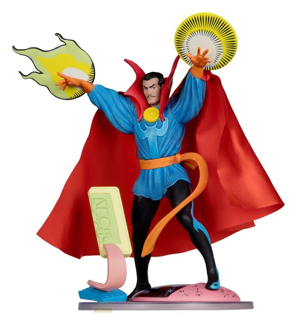Statua di Dr. Strange in tunica blu, mantello rosso, che tiene energia magica.