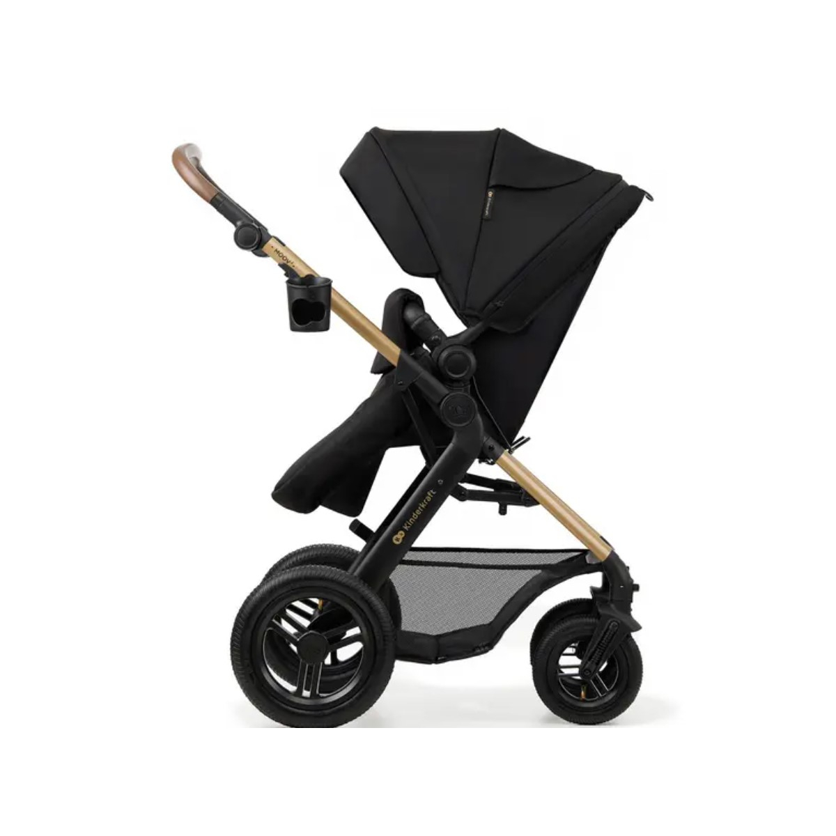 Ein schwarzer Kinderwagen mit goldenen Akzenten, großen Hinterrädern und einem Aufbewahrungskorb.