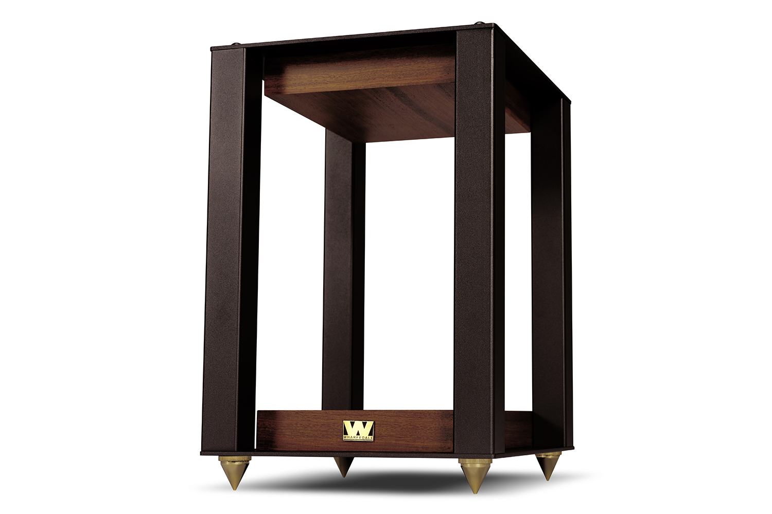 Een donkere luidsprekerstandaard met houten oppervlakken en messing voetjes.