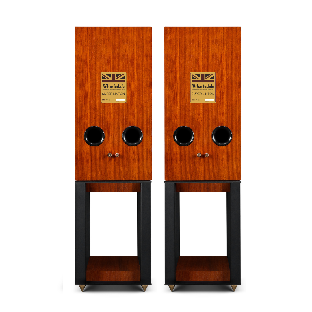 Twee houten Wharfedale Super Linton luidsprekers op zwarte standaards met gouden voetjes.