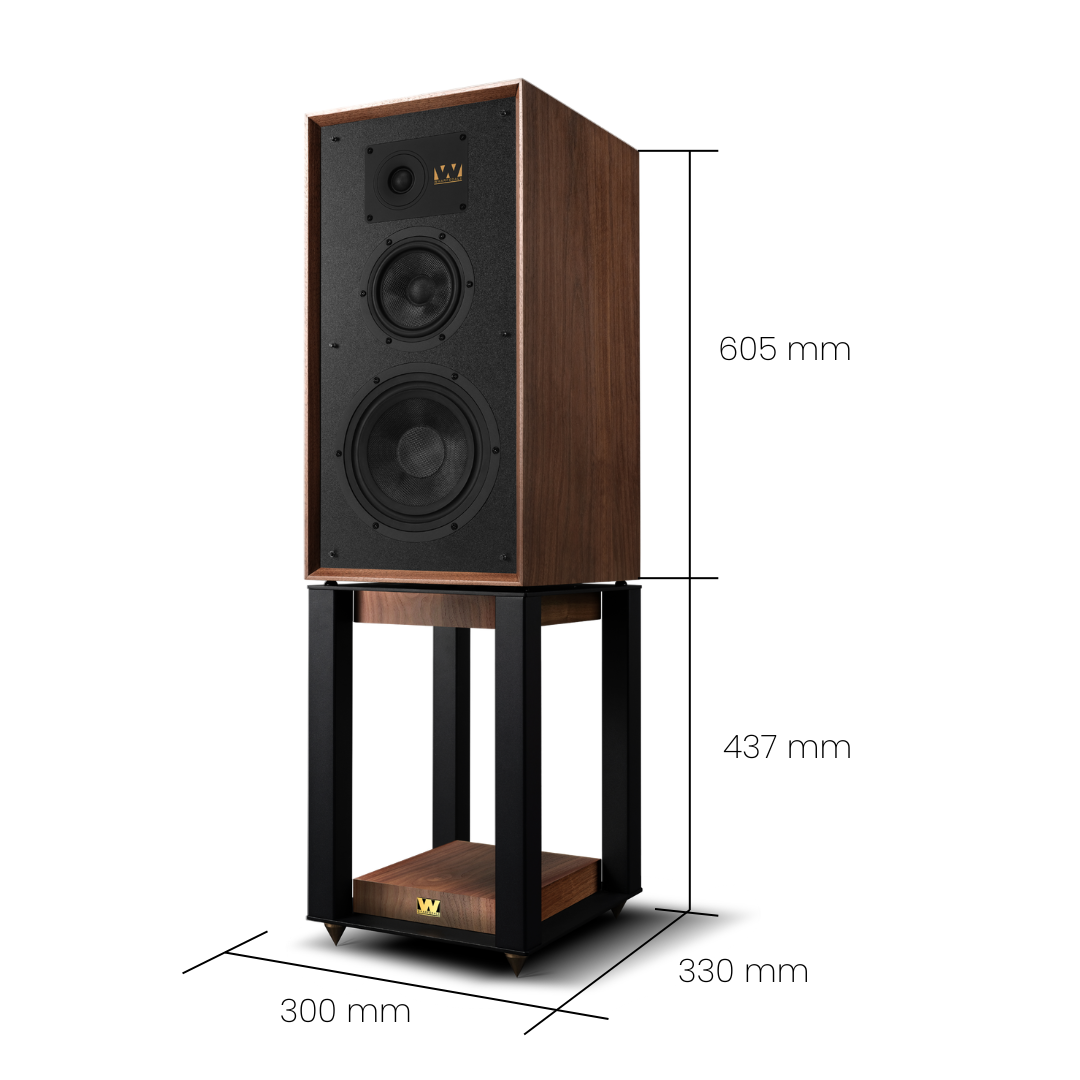 Een houten luidspreker op een zwarte standaard, met afmetingen.