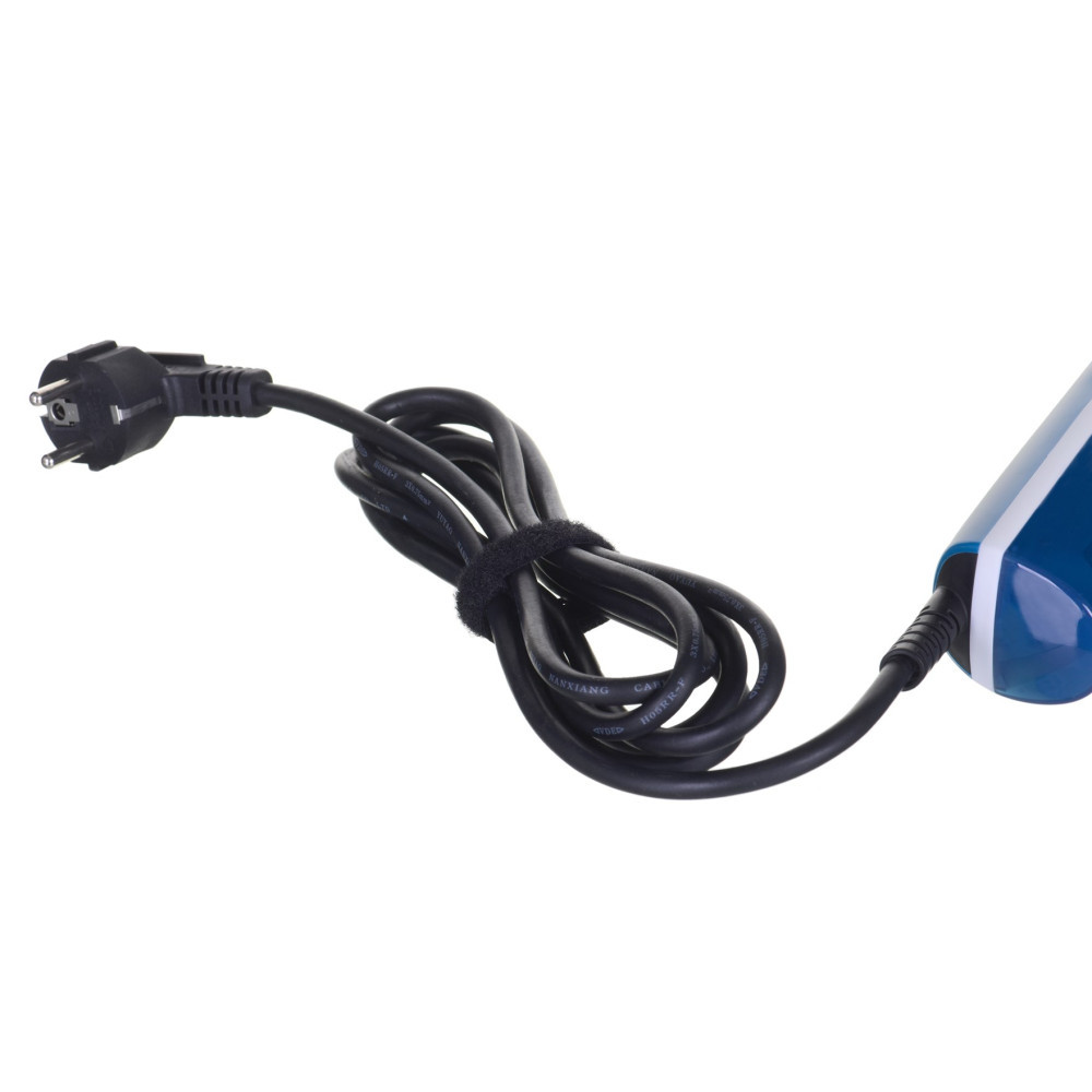 Czarny kabel zasilający ze wtyczką i niebieskim złączem urządzenia na białym tle.