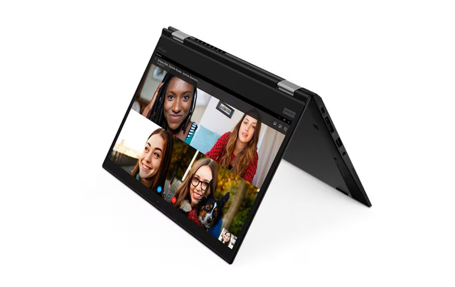 Laptop zeigt einen Videoanruf mit vier Frauen und einem Hund.