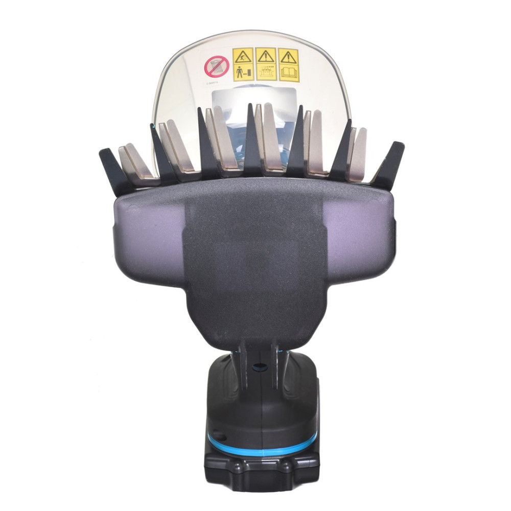 Zbliżenie głowicy nożyc do żywopłotu z ostrzami i osłoną bezpieczeństwa.