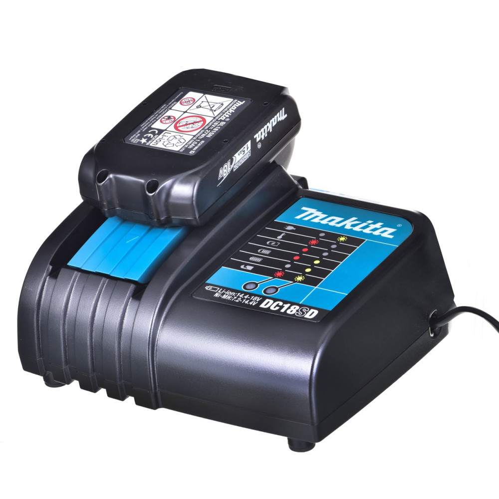 Czarna ładowarka Makita DC18SD z niebieską wstawką i włożoną baterią.
