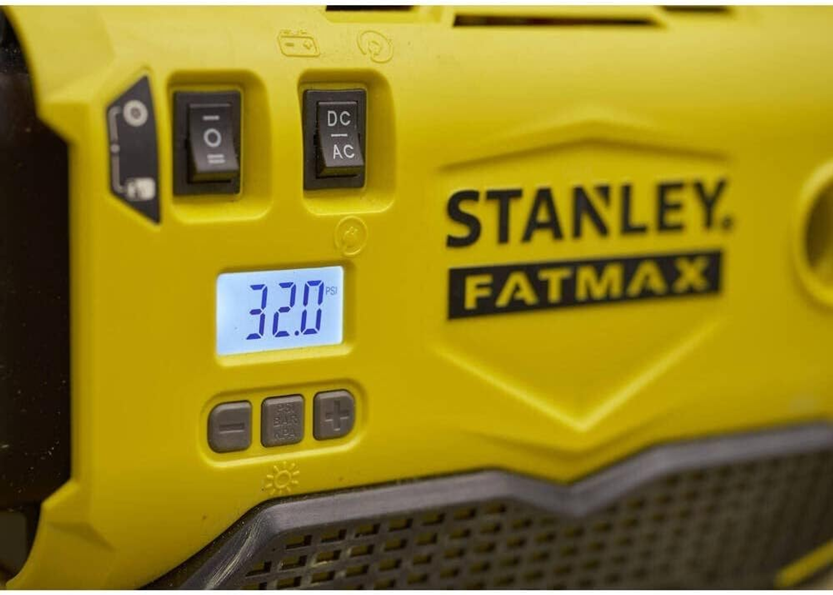 Żółty kompresor Stanley Fatmax z cyfrowym wyświetlaczem pokazującym 32.0 PSI.
