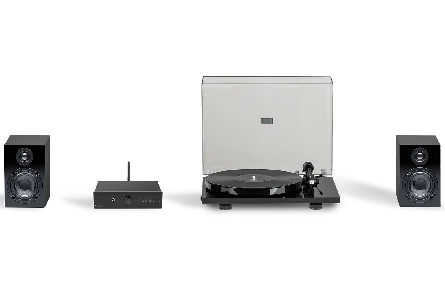 Czarny gramofon z płytą winylową, wzmacniaczem i dwoma głośnikami.