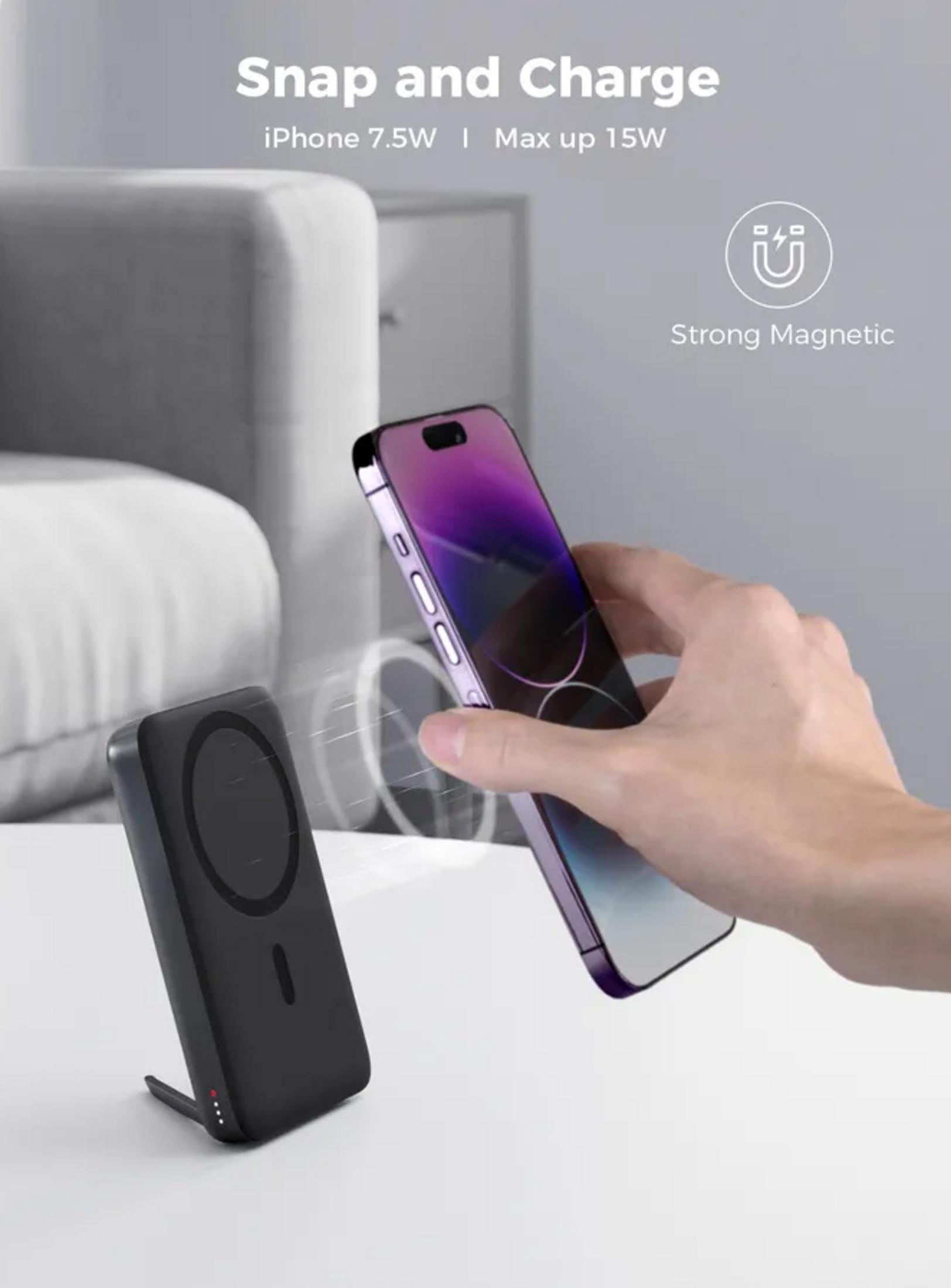 Un chargeur MagSafe noir avec un iPhone violet à côté.