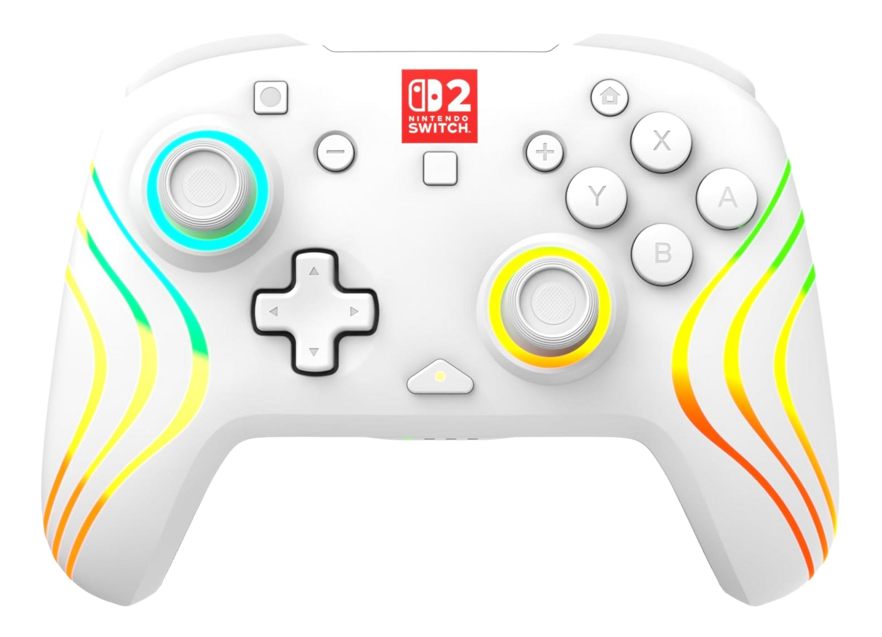 Un controller bianco Nintendo Switch con strisce colorate e joystick illuminati.