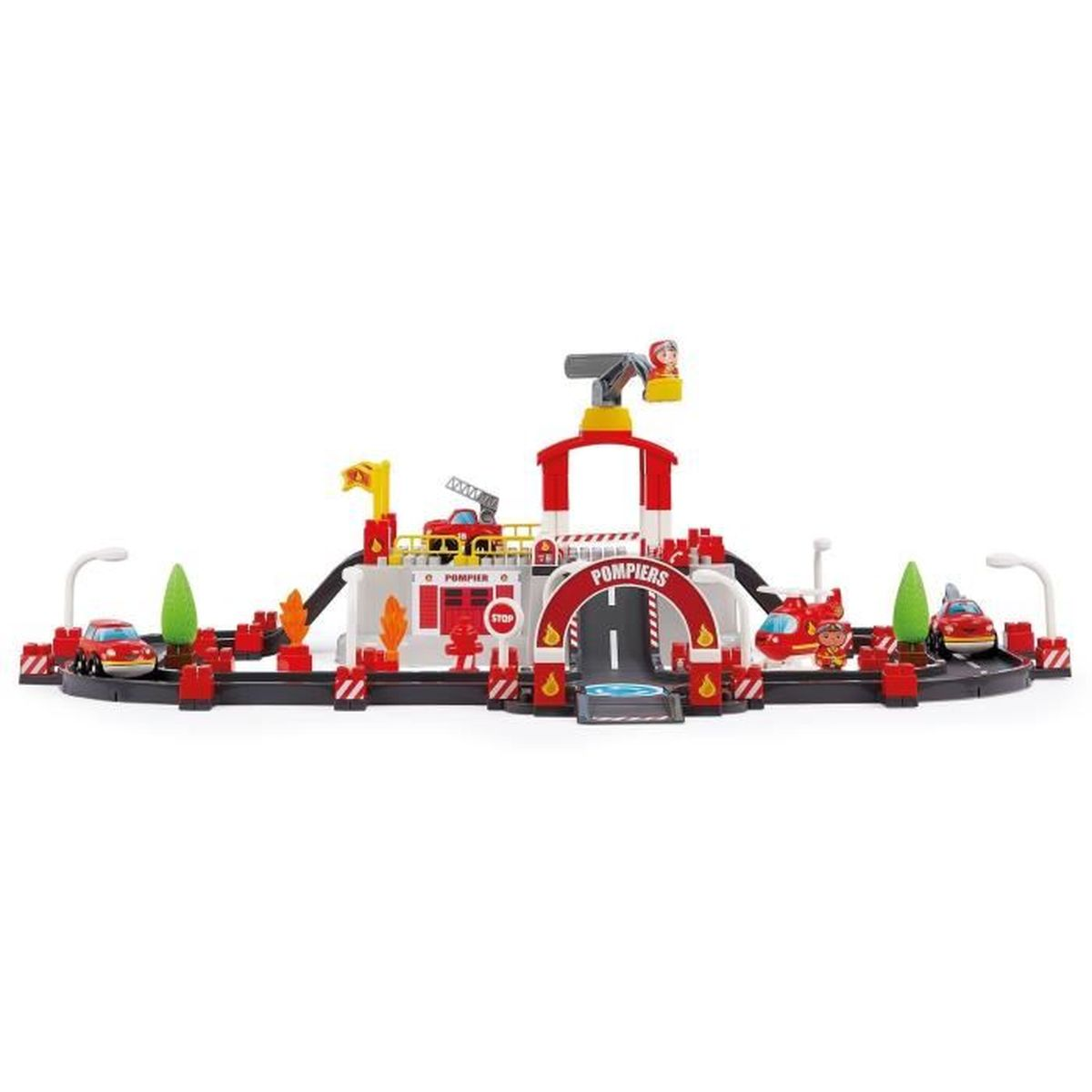 Spielzeug-Feuerwache mit Autos, Hubschrauber und Figuren auf weißem Hintergrund.
