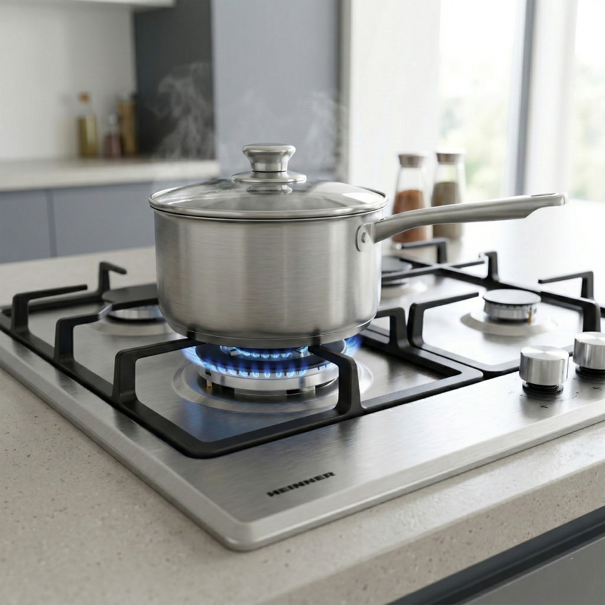 Roestvrijstalen pan kookt op gasbrander met blauwe vlam, stoom stijgt op.