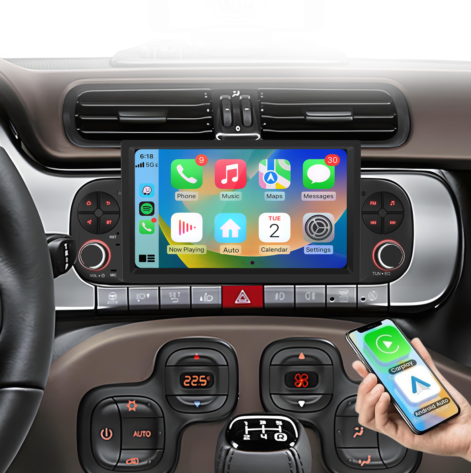 Smartfon z CarPlay i Android Auto jest trzymany obok samochodowego radia z ekranem dotykowym.