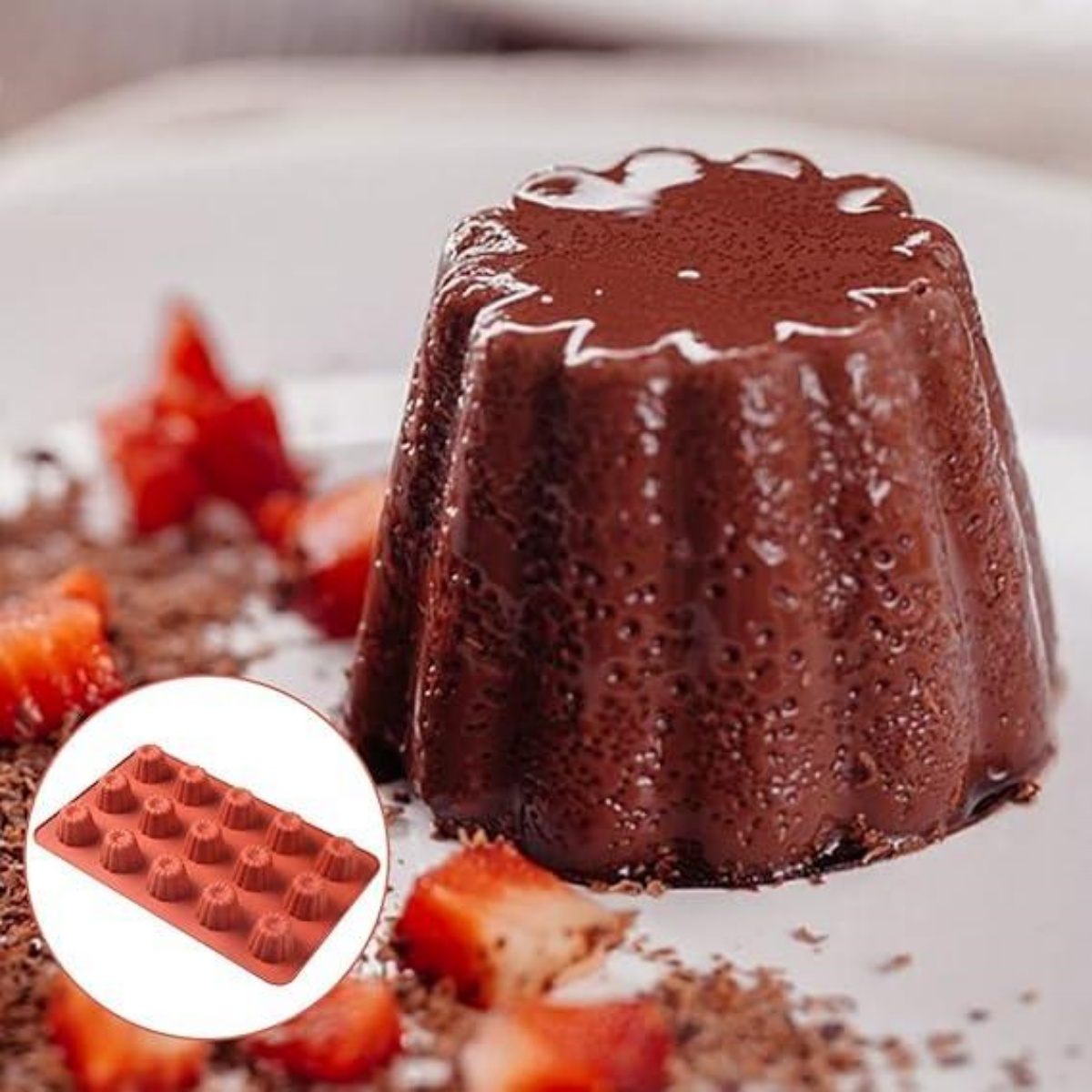 Schokoladenpudding mit Erdbeeren und Schokostreuseln, daneben eine Form.