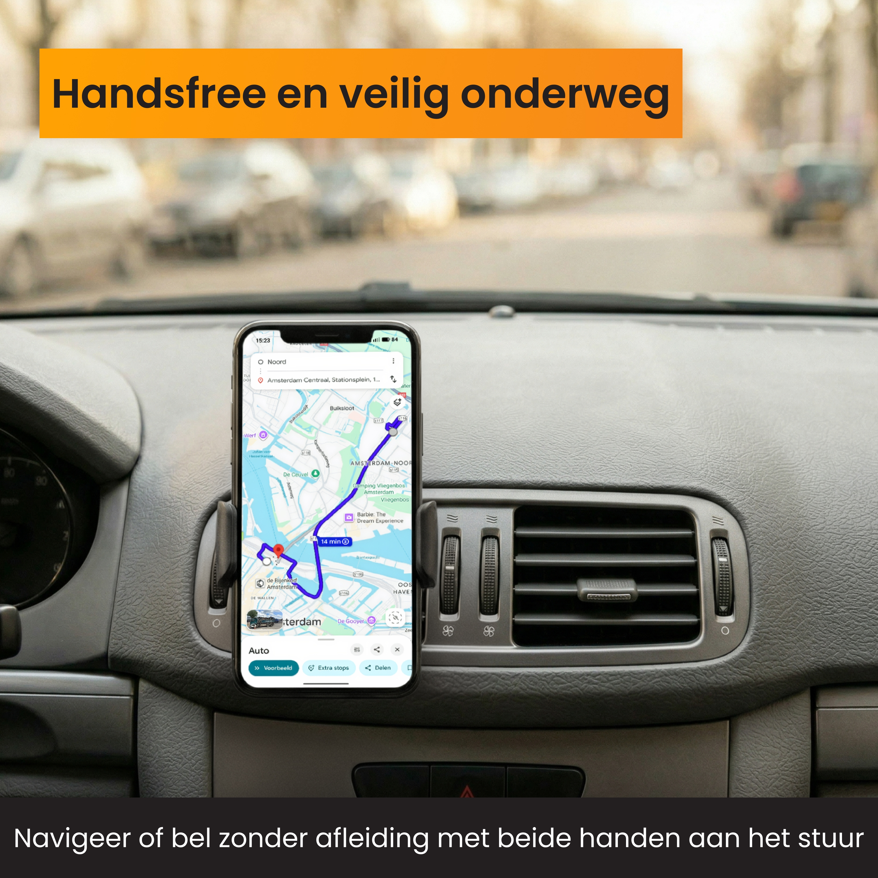 Een smartphone met navigatie-app is gemonteerd op het dashboard.