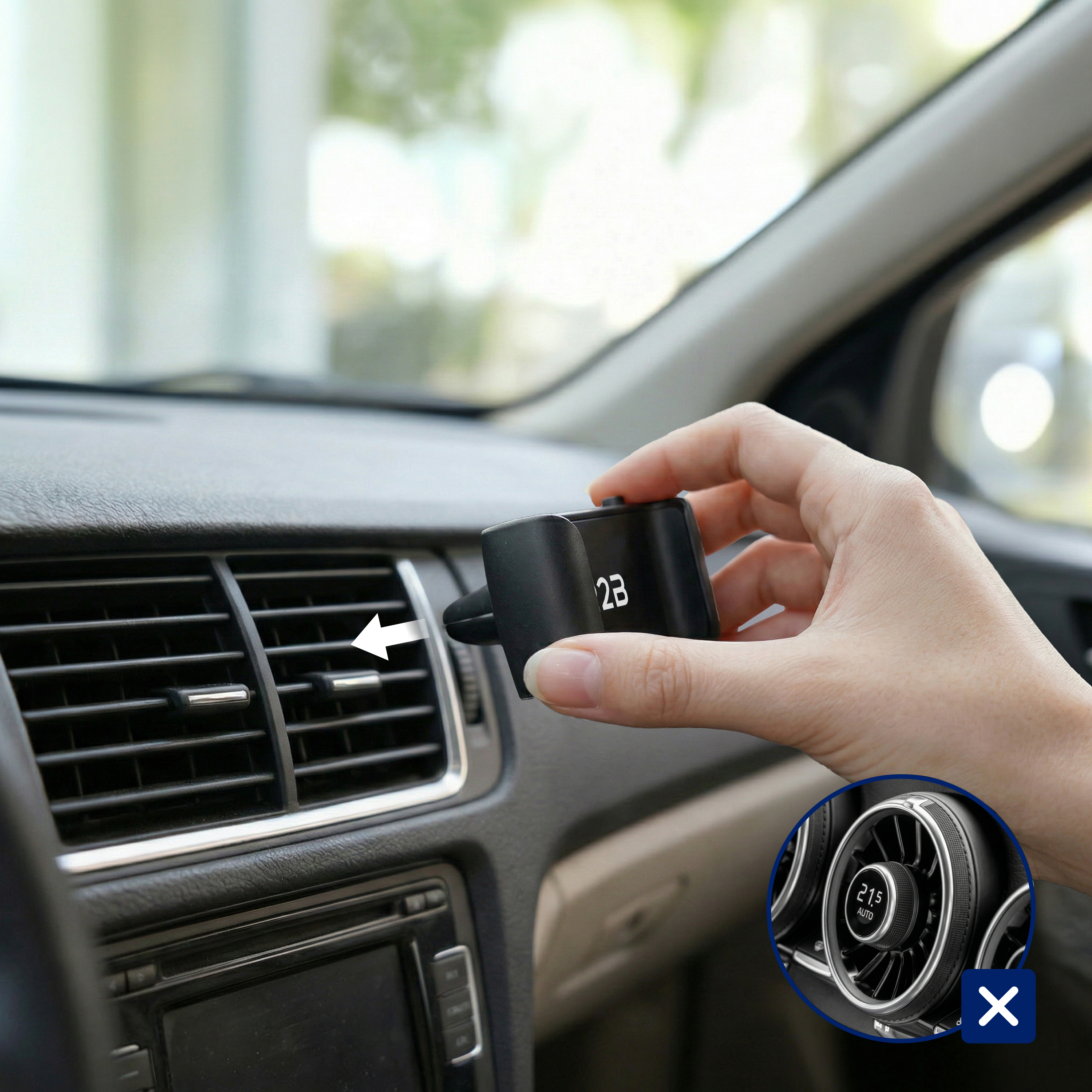 Persoon plaatst zwarte ventilatieadapter in auto luchtrooster.
