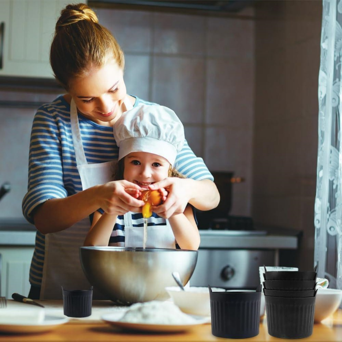 Mutter und Kind backen zusammen in der Küche und schlagen ein Ei in eine Schüssel.