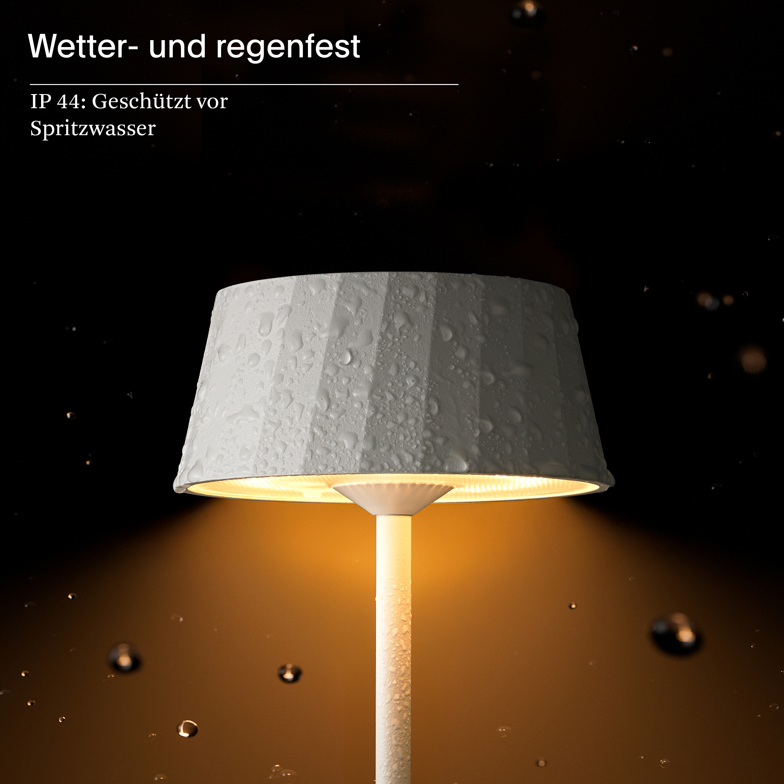 Wetterfeste weiße Lampe mit Wassertropfen und warmem Lichtschein.