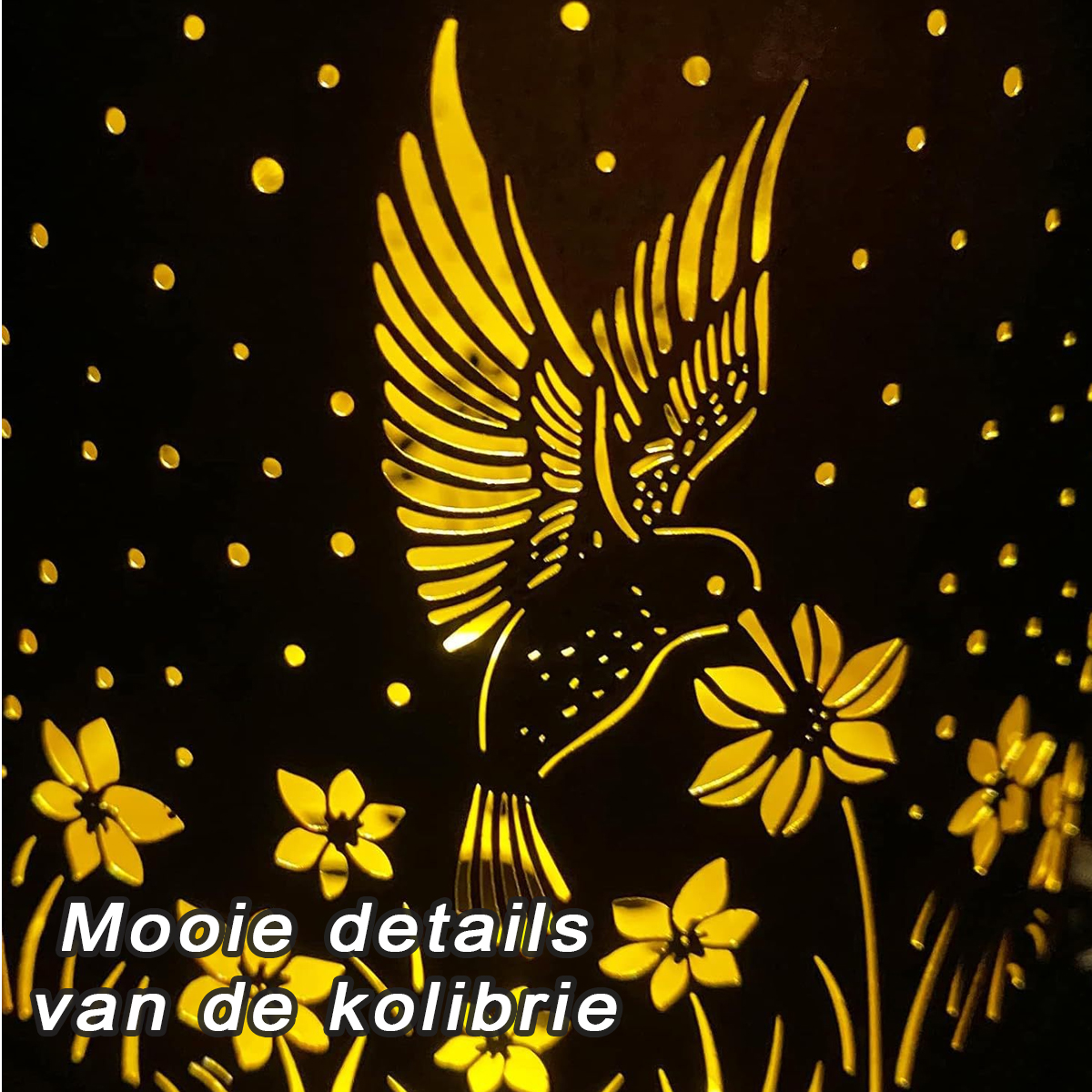 Ein gelber Kolibri fliegt über Blumen auf schwarzem Grund.