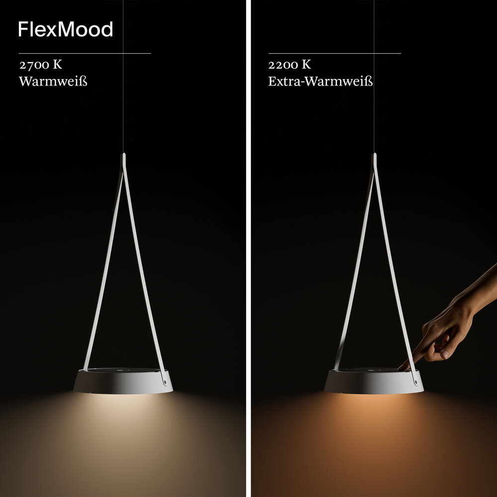 Zwei Lampen zeigen warmweißes Licht, eine wird von einer Hand bedient.