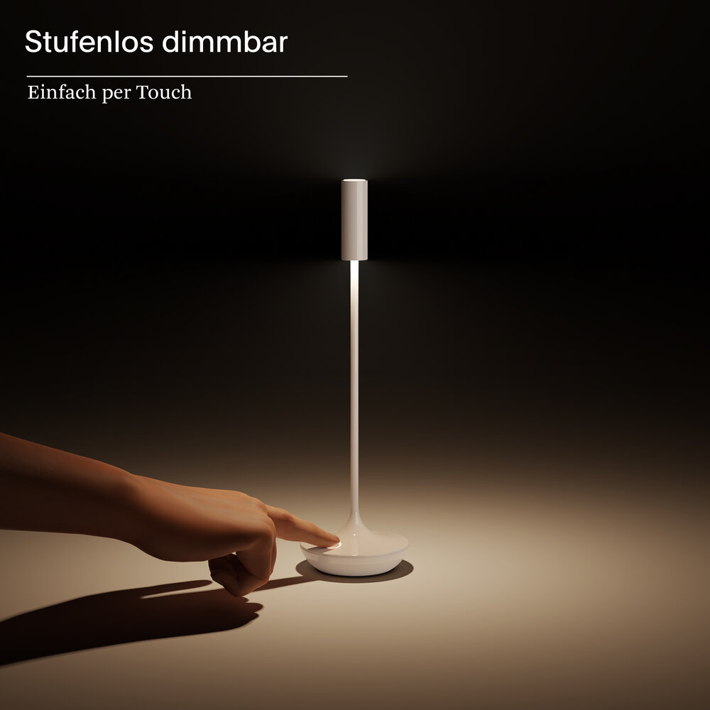 Eine Hand berührt eine weiße Lampe, die stufenlos dimmbar ist.