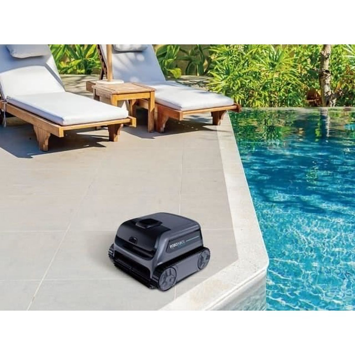 Un robot pulitore per piscina nero è sul pavimento piastrellato accanto a una piscina.