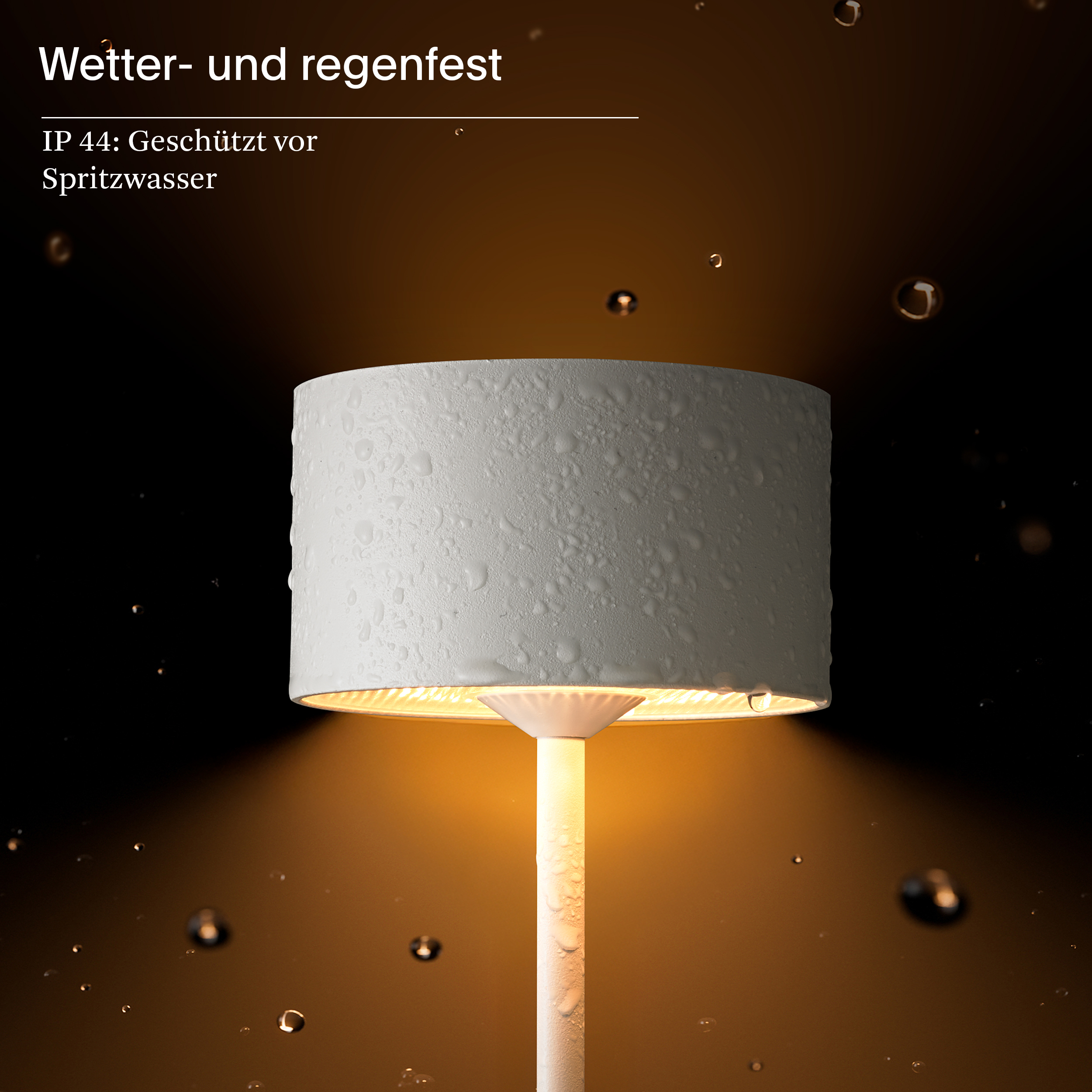 Eine weiße Lampe mit Wassertropfen, beleuchtet von innen.
