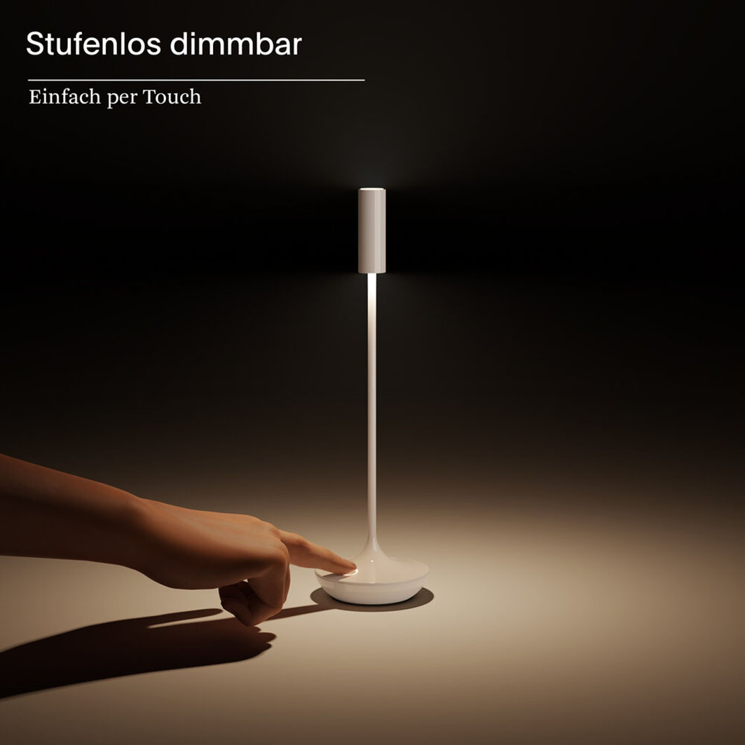 Eine Hand berührt eine weiße Lampe, die stufenlos dimmbar ist.