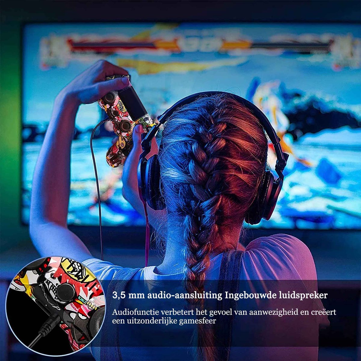Eine Person mit Kopfhörern spielt mit einem Controller vor einem leuchtenden Bildschirm.