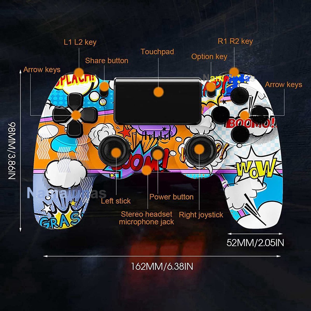 Ein bunter Gamecontroller mit Comic-Aufdruck, Pfeiltasten, Touchpad und Beschriftungen.
