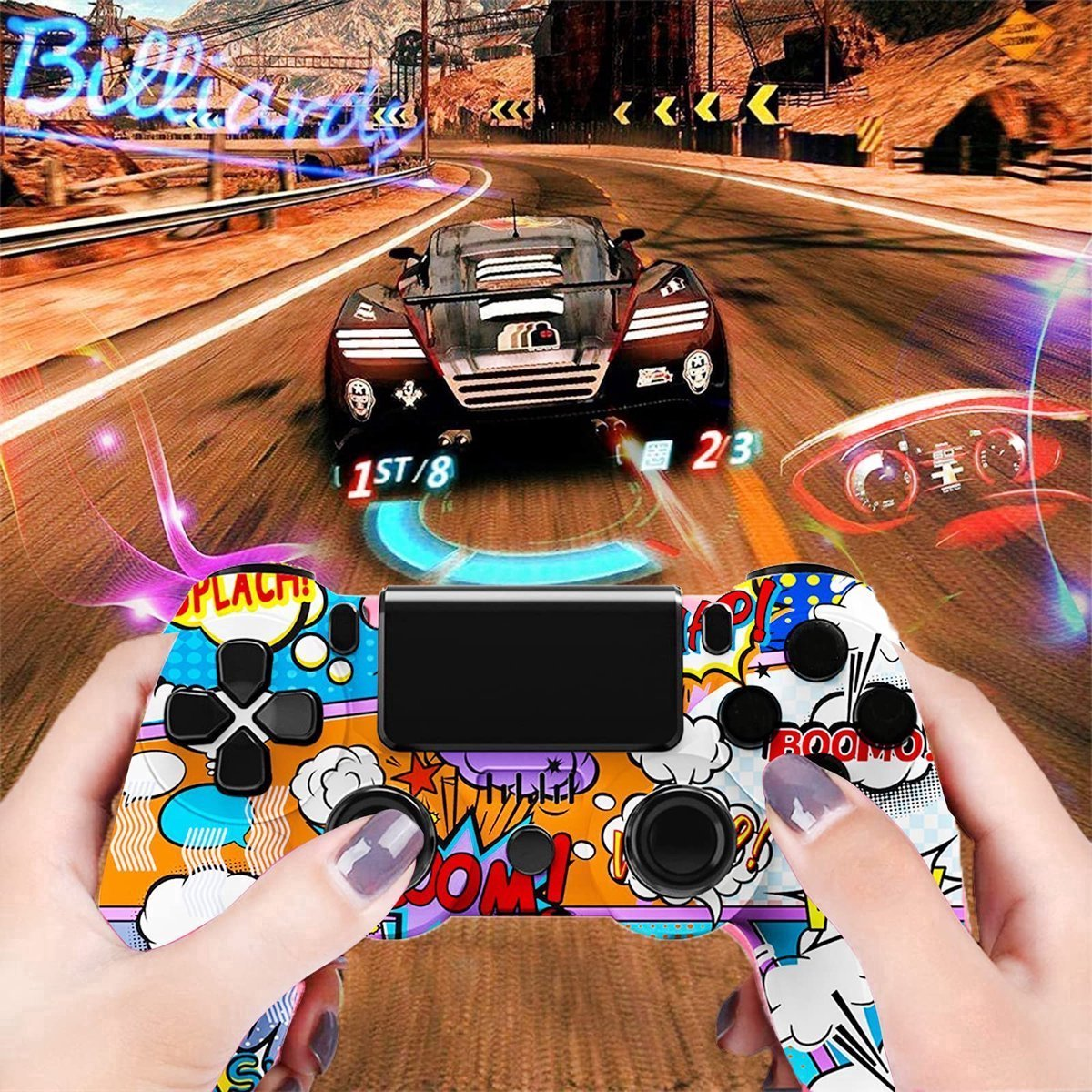 Hände halten einen bunten Controller vor einem Autorennen-Spiel auf dem Bildschirm.