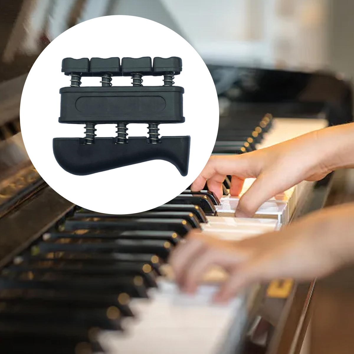 Ein schwarzes Klavier mit Händen, die Tasten spielen. Ein Greifzarge-Übungsgerät ist im Kreis hervorgehoben.