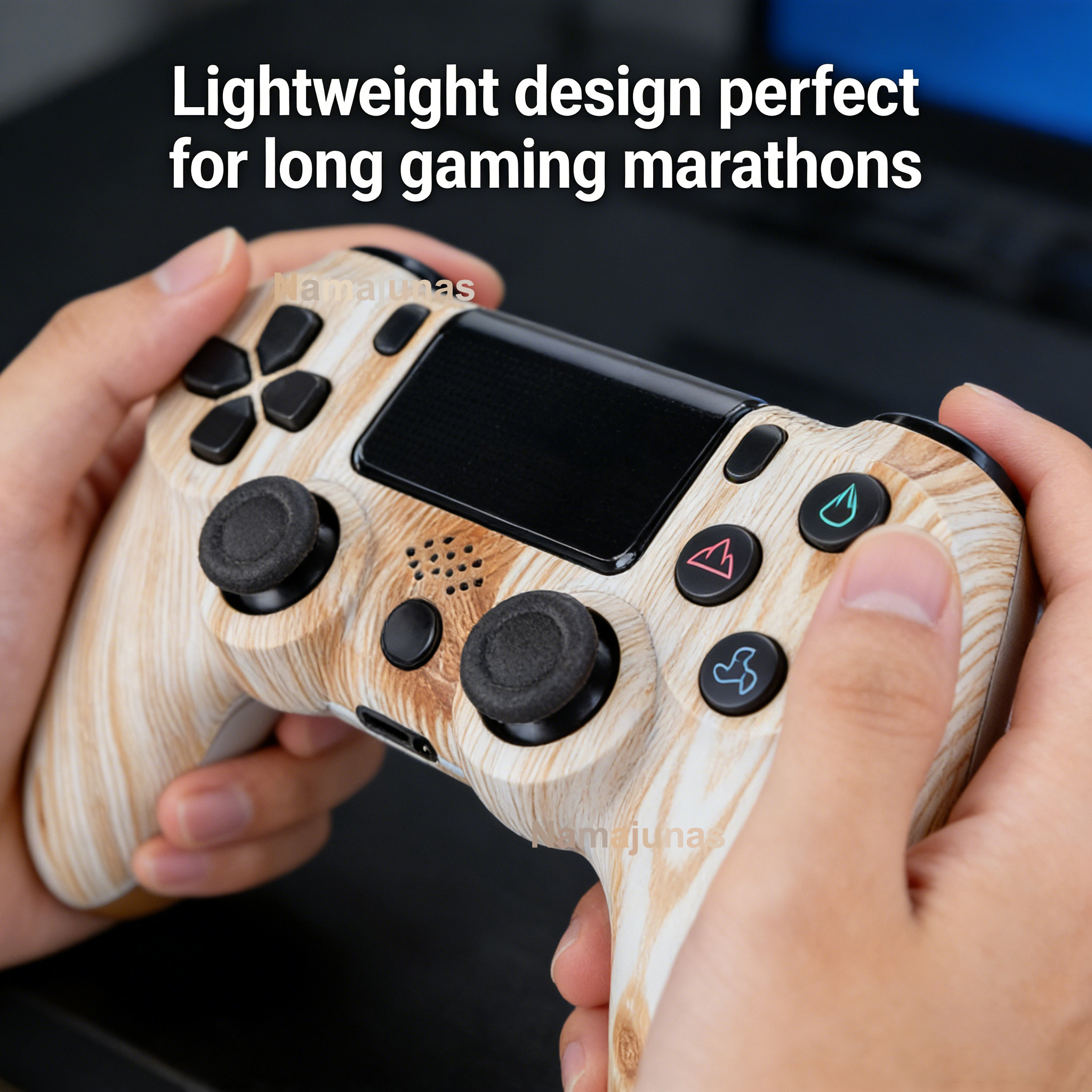 Eine Person hält einen Controller mit Holzmaserung für ein schnelles Spiel.