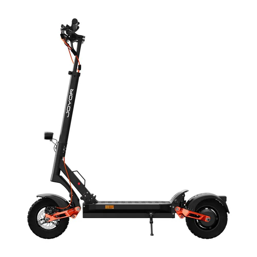 Schwarzer E-Scooter mit orangen Akzenten und dem Schriftzug JOYOR auf der Lenksäule.