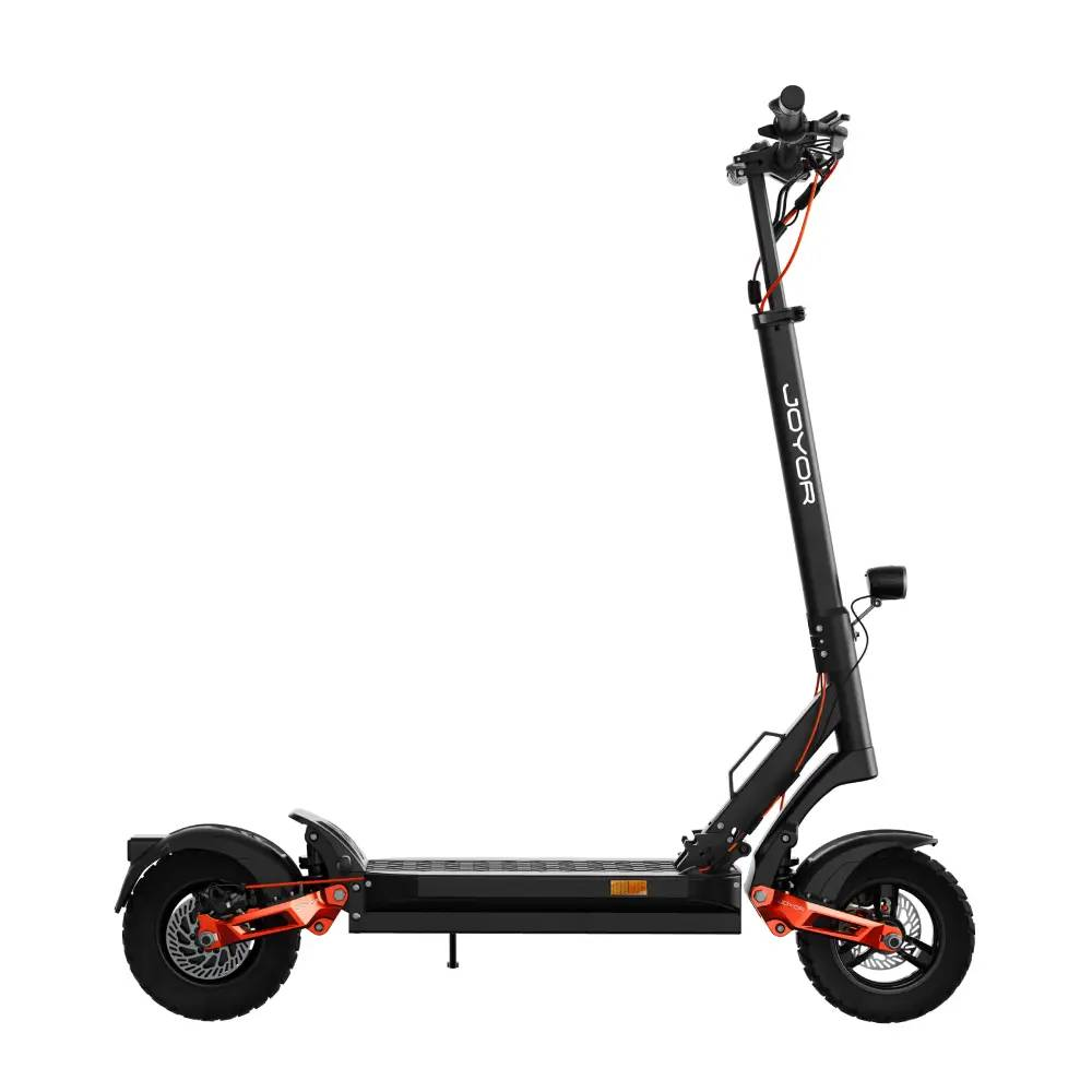 Ein schwarzer Elektroroller mit orangen Akzenten auf weißem Hintergrund.