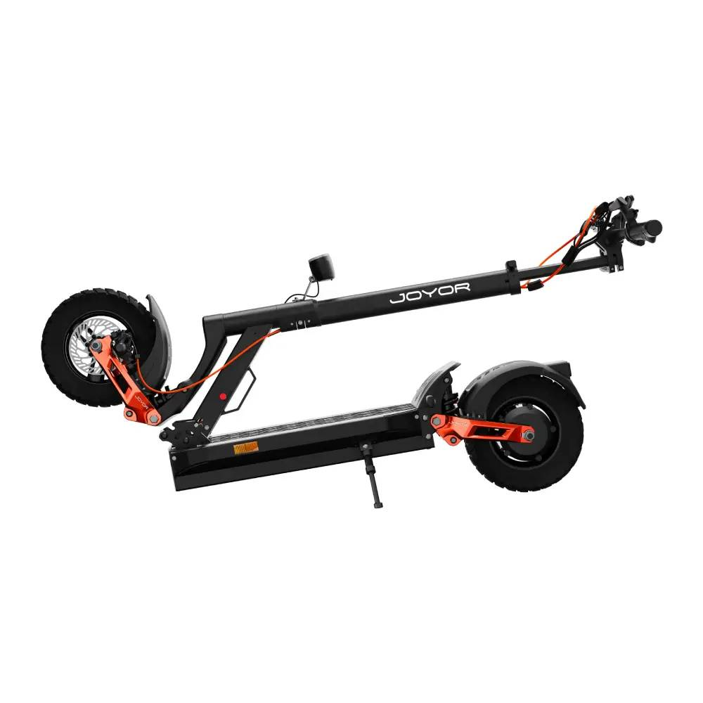 Ein schwarzer Joyor Elektroroller mit orangefarbenen Akzenten, zusammengeklappt.