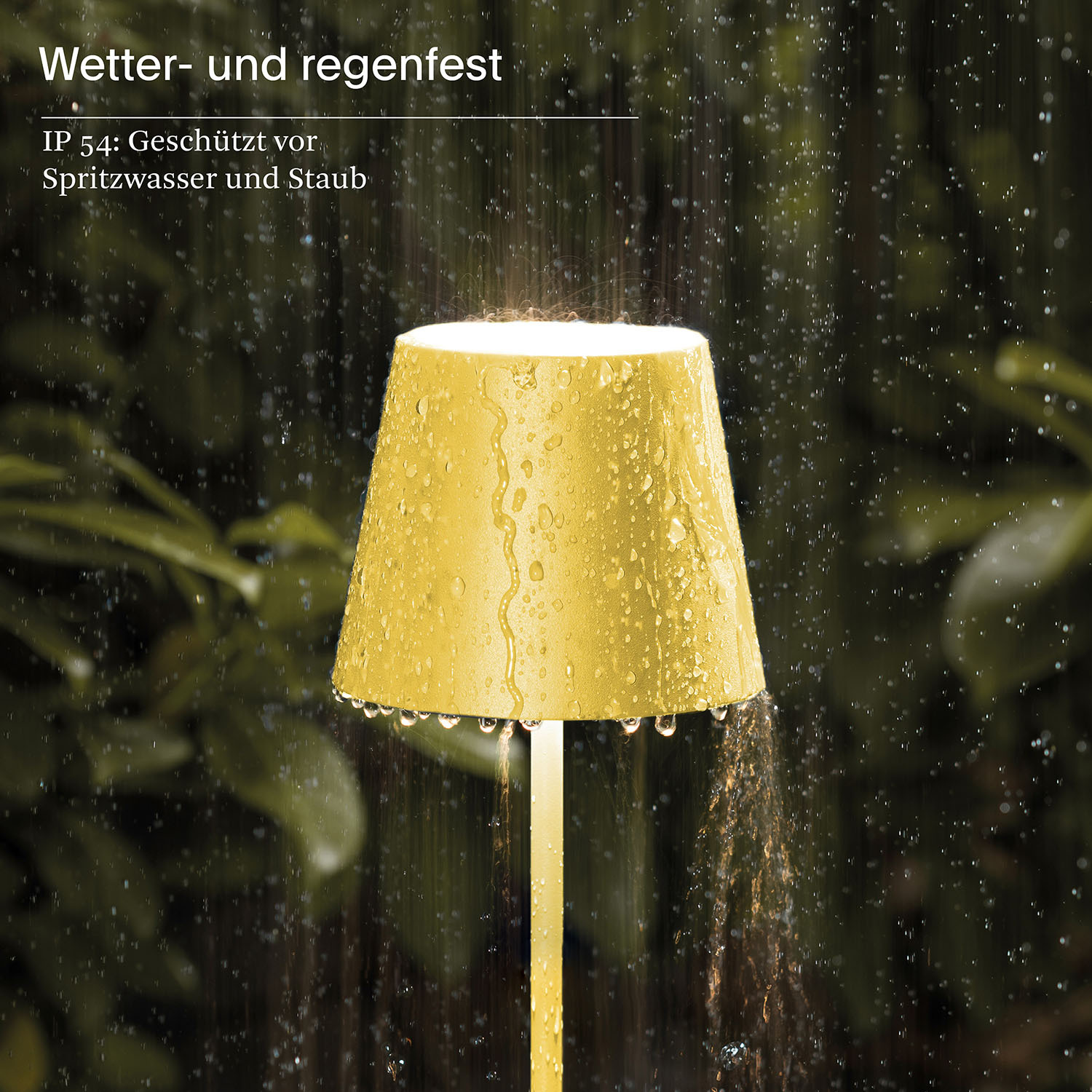 Gelbe Lampe im Regen, mit Tropfen bedeckt.