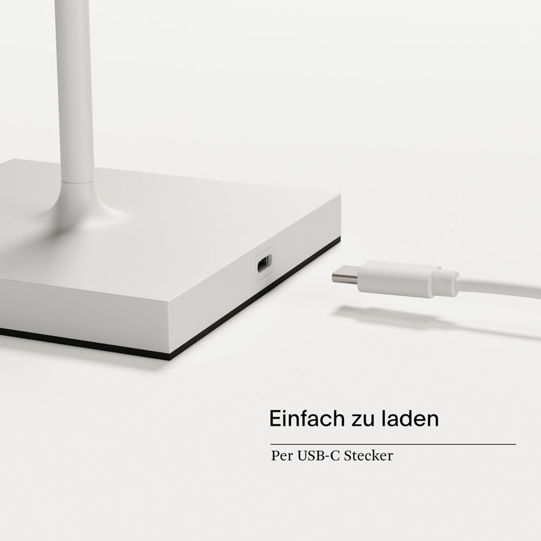 Ein weißes USB-C-Kabel wird in eine weiße Basis gesteckt.