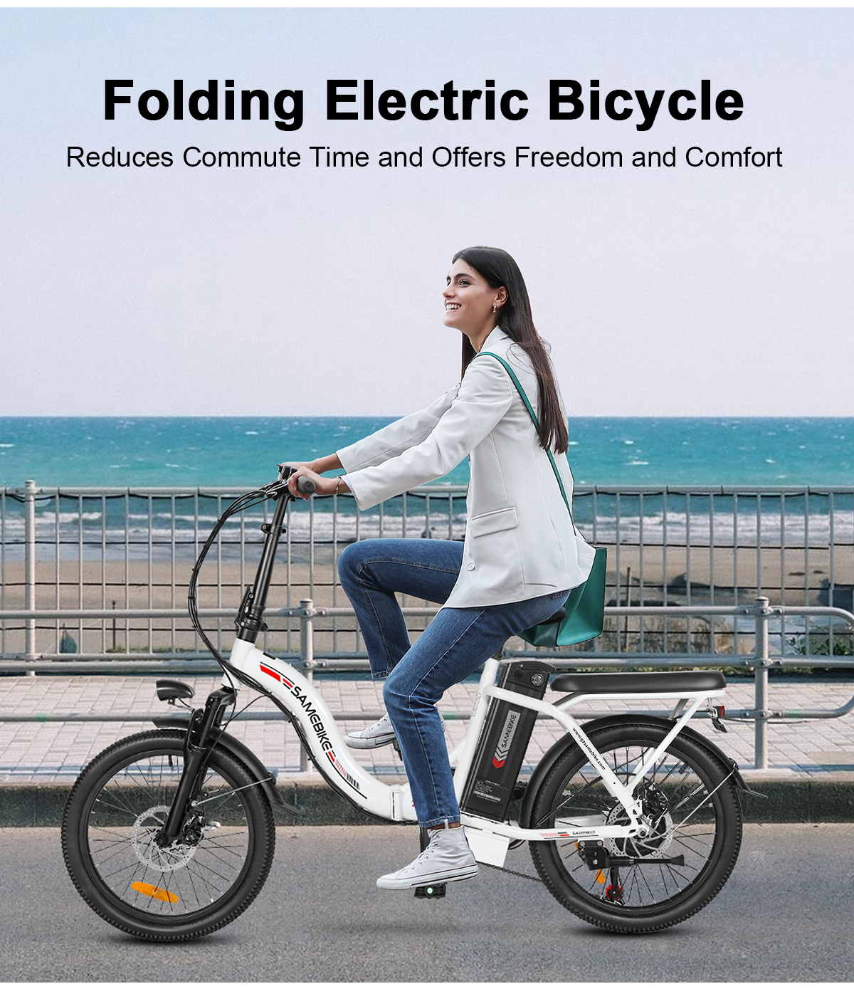 Kobieta jedzie białym składanym rowerem elektrycznym nad morzem.