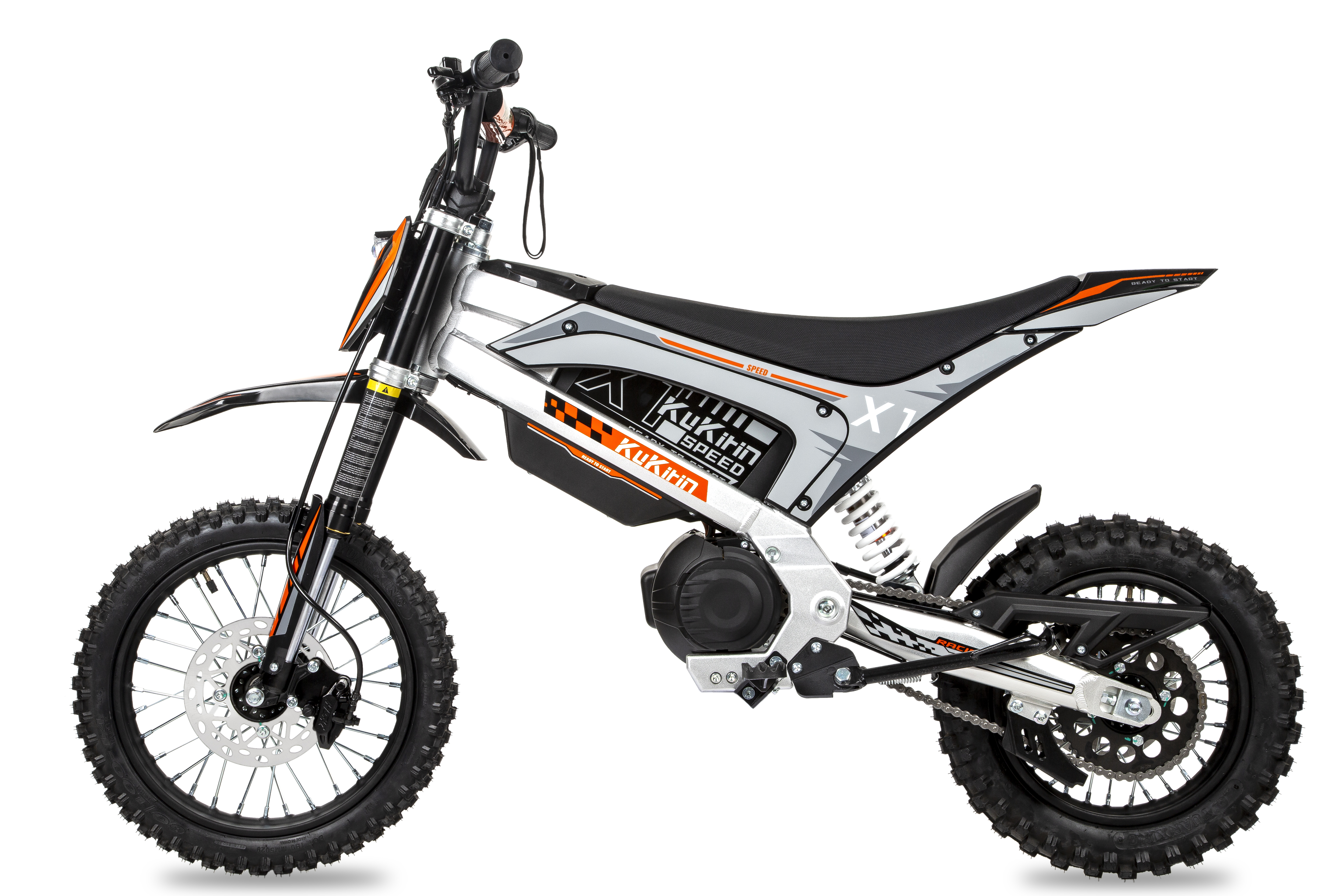 Ein silbernes und schwarzes E-Dirtbike mit orangen Akzenten, auf weißem Hintergrund.