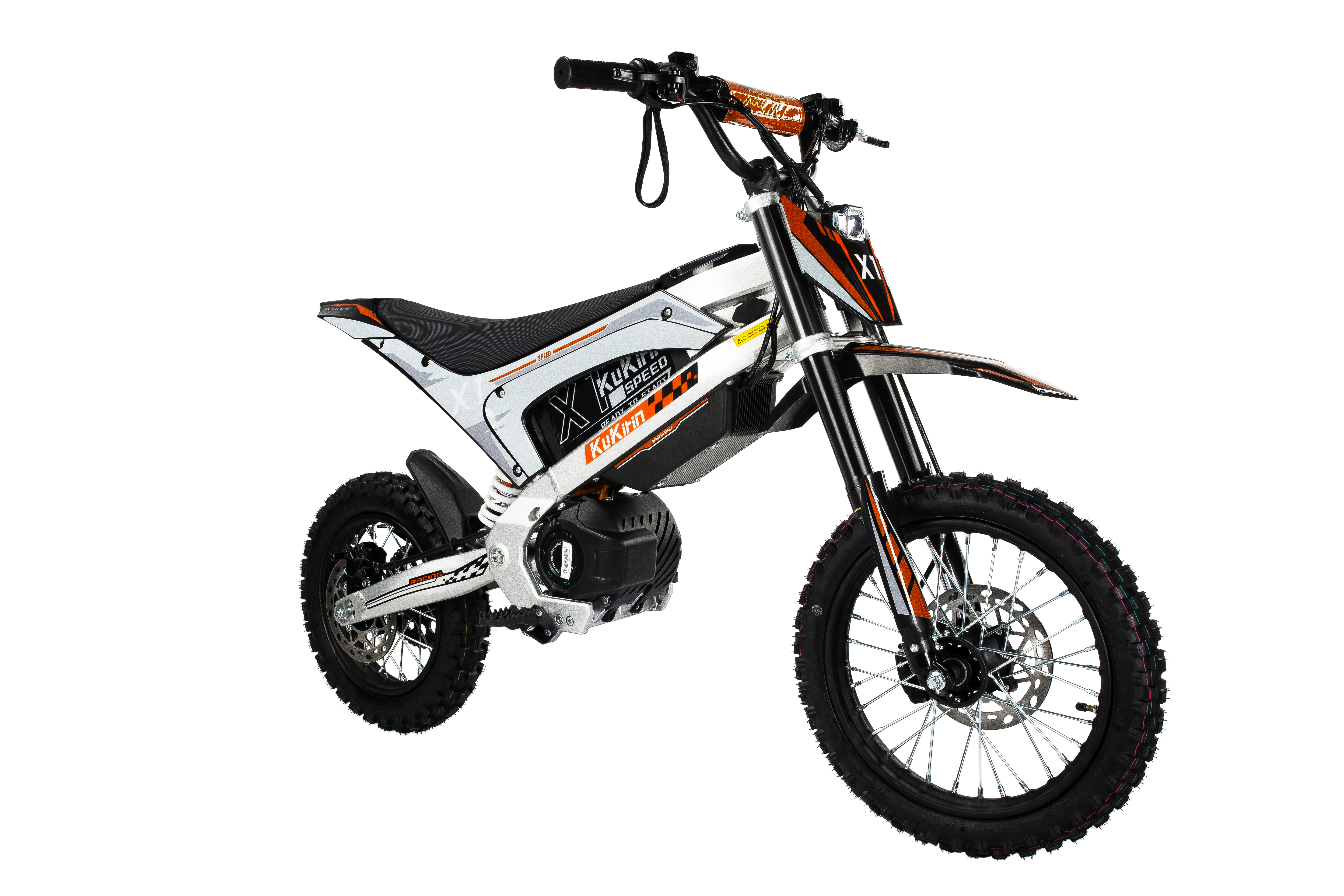 Ein weißes Elektromotorrad mit orange-schwarzen Akzenten und Speichenrädern.