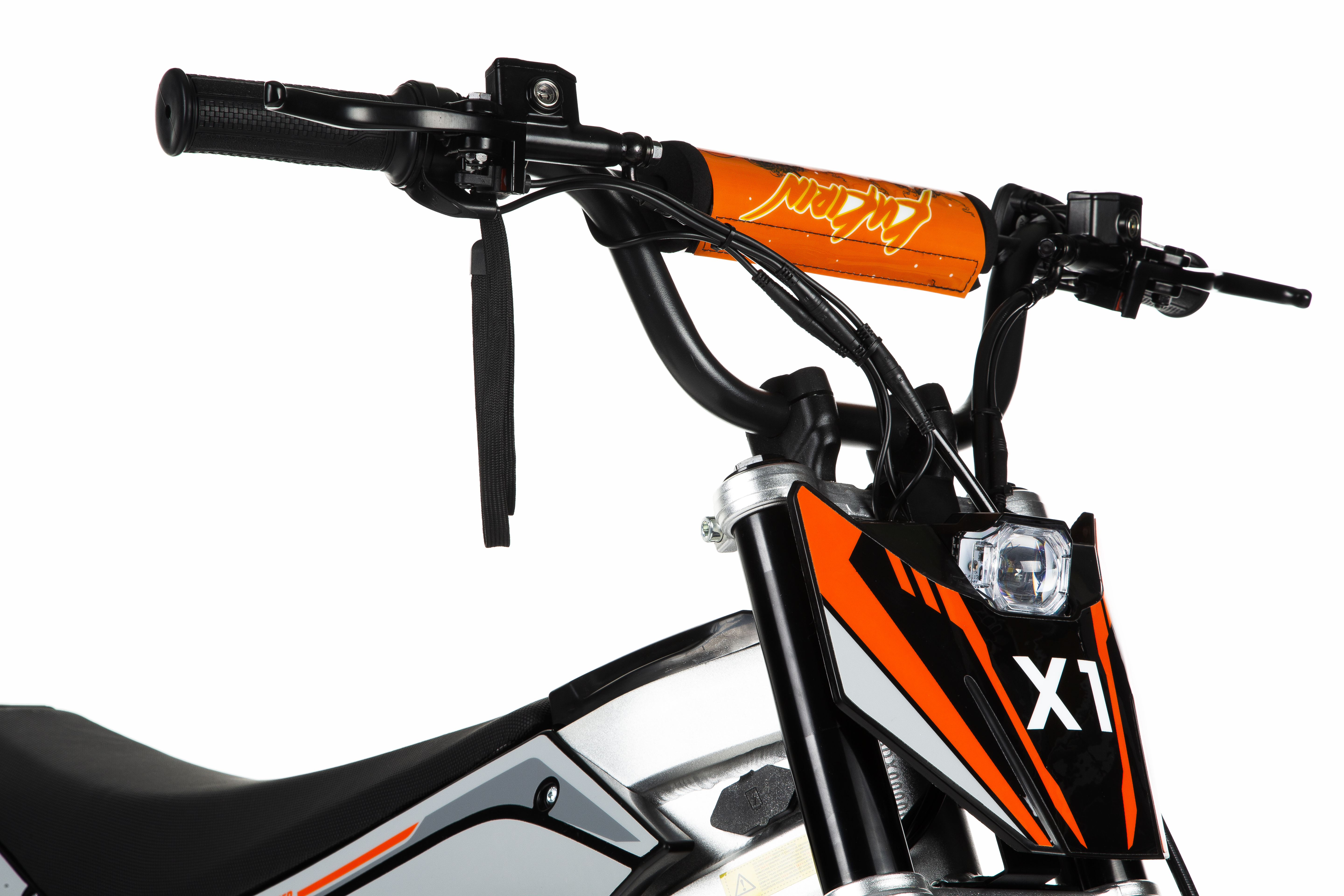 Nahaufnahme des Lenkers und der Vorderseite eines orange-schwarzen Dirtbikes mit X1-Logo.