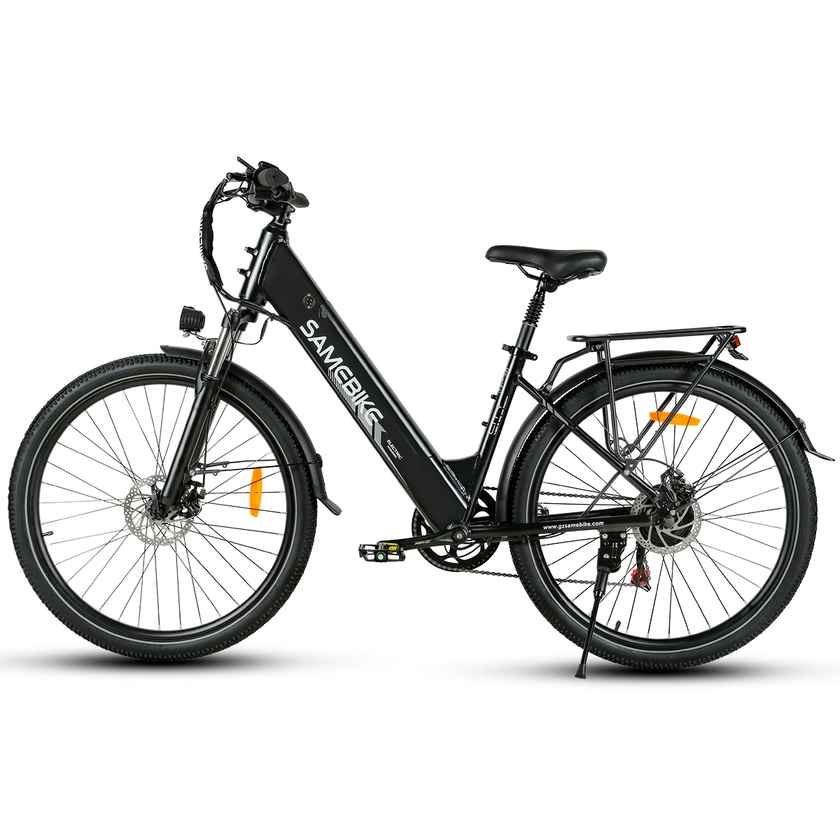 Una bicicletta elettrica nera con portapacchi, sfondo bianco.