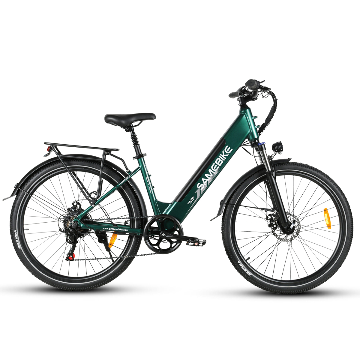 Zielony rower elektryczny z czarnymi oponami, błotnikami i bagażnikiem. Logo na ramie.