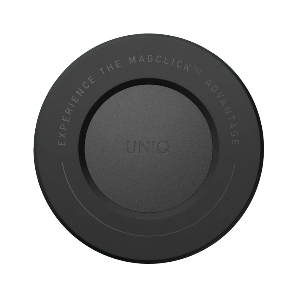 Metin gravürlü siyah UNIQ MagClick adaptör, dairesel formda.