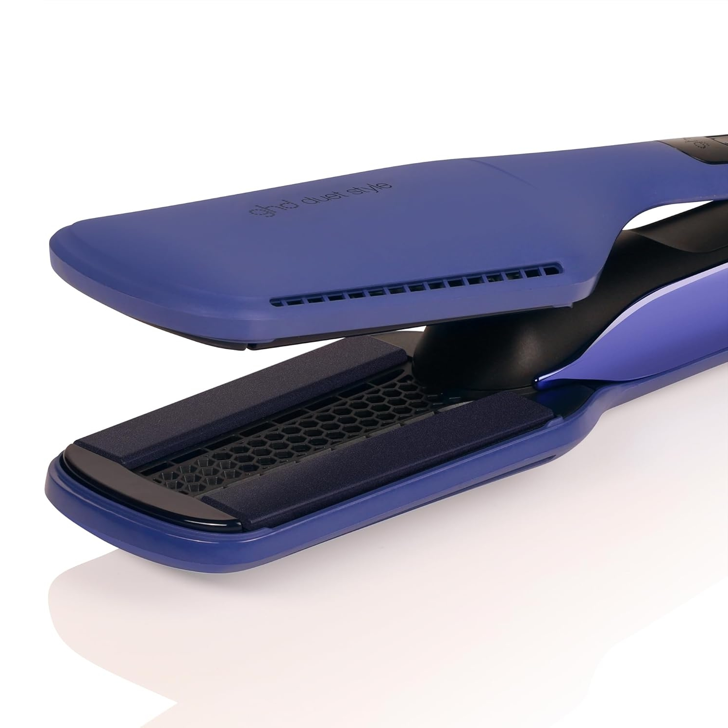 Una piastra per capelli blu con piastre a nido d'ape e fessure di ventilazione.