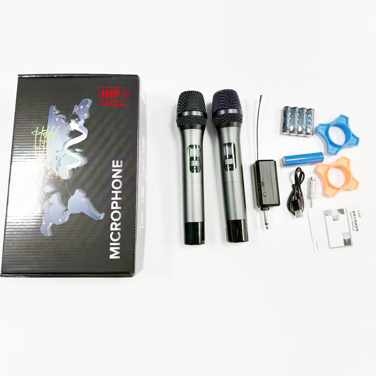 Dwa mikrofony, pudełko, baterie, odbiornik, kable i instrukcja na białym tle.