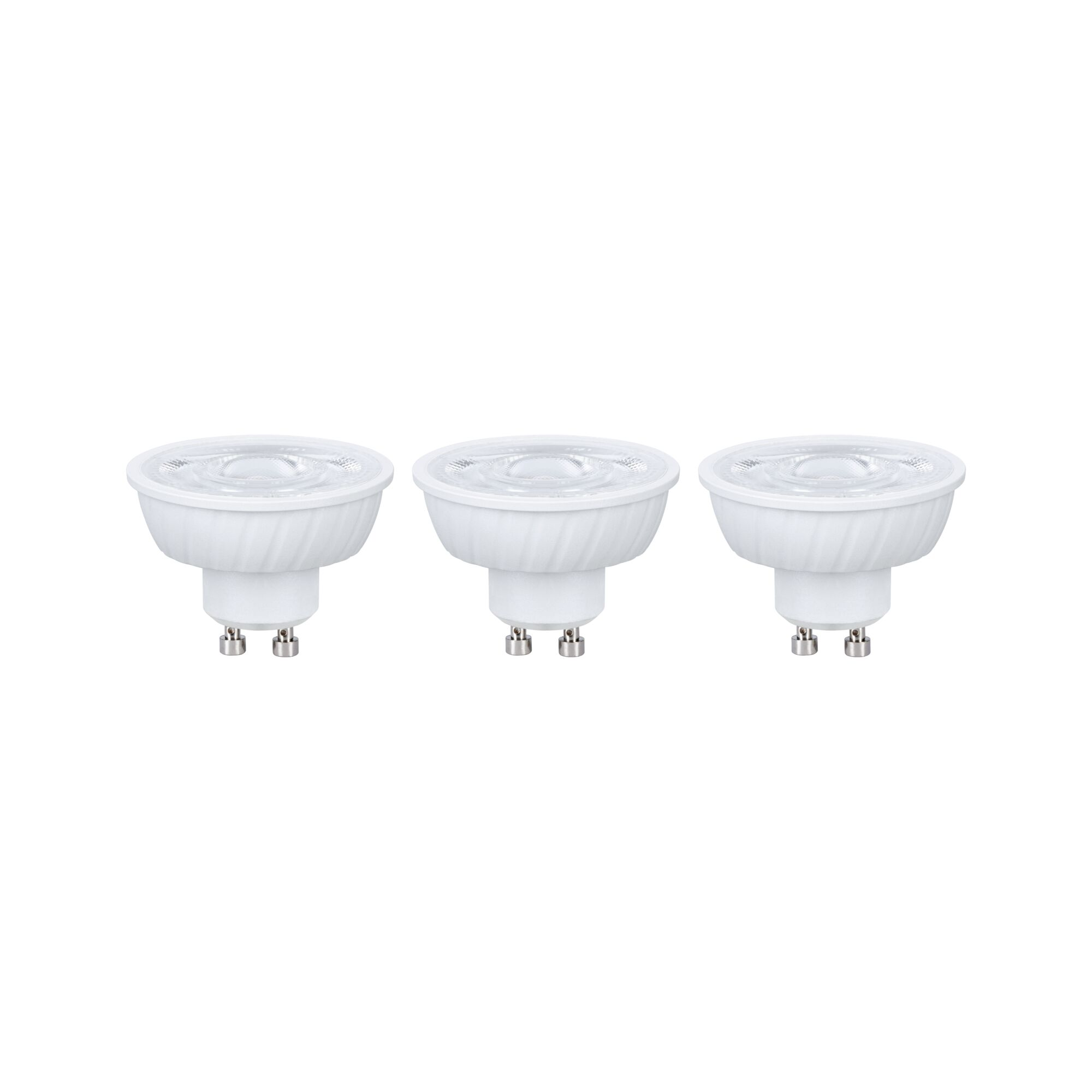 Trzy białe spoty LED z podstawą GU10, obok siebie na białym tle.
